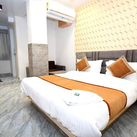 Hotel A1 Vastrapur Ahmedabad Buitenkant foto
