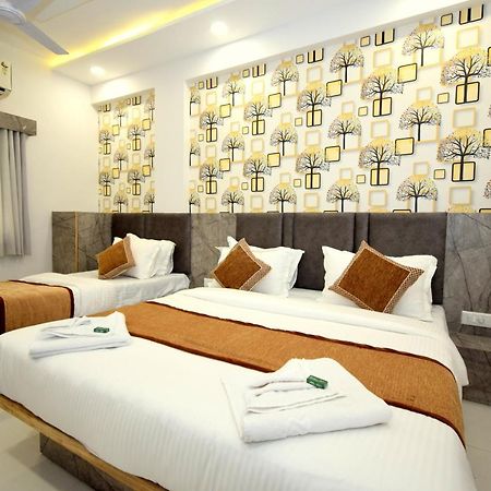 Hotel A1 Vastrapur Ahmedabad Buitenkant foto