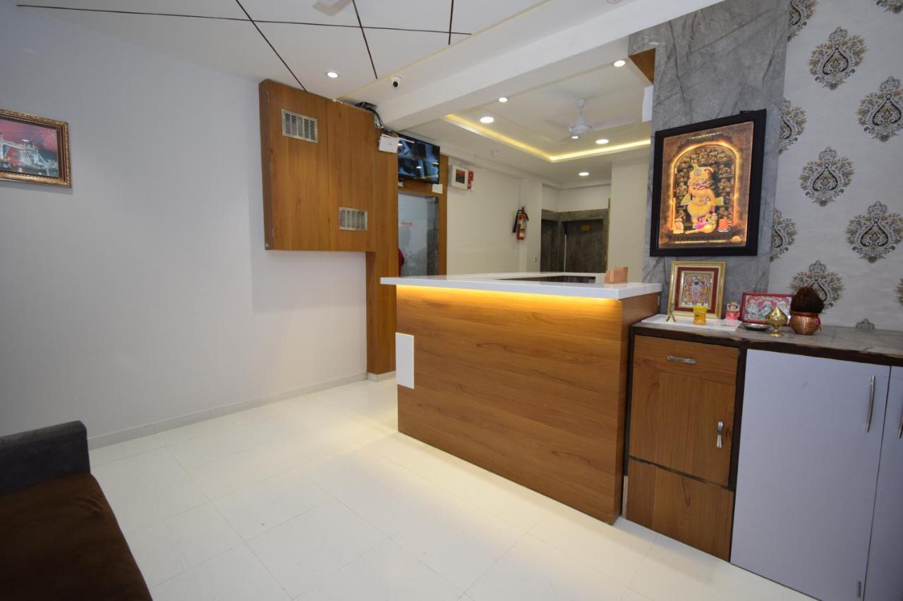 Hotel A1 Vastrapur Ahmedabad Buitenkant foto