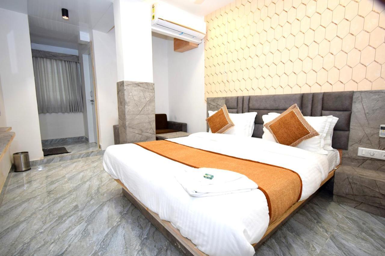 Hotel A1 Vastrapur Ahmedabad Buitenkant foto