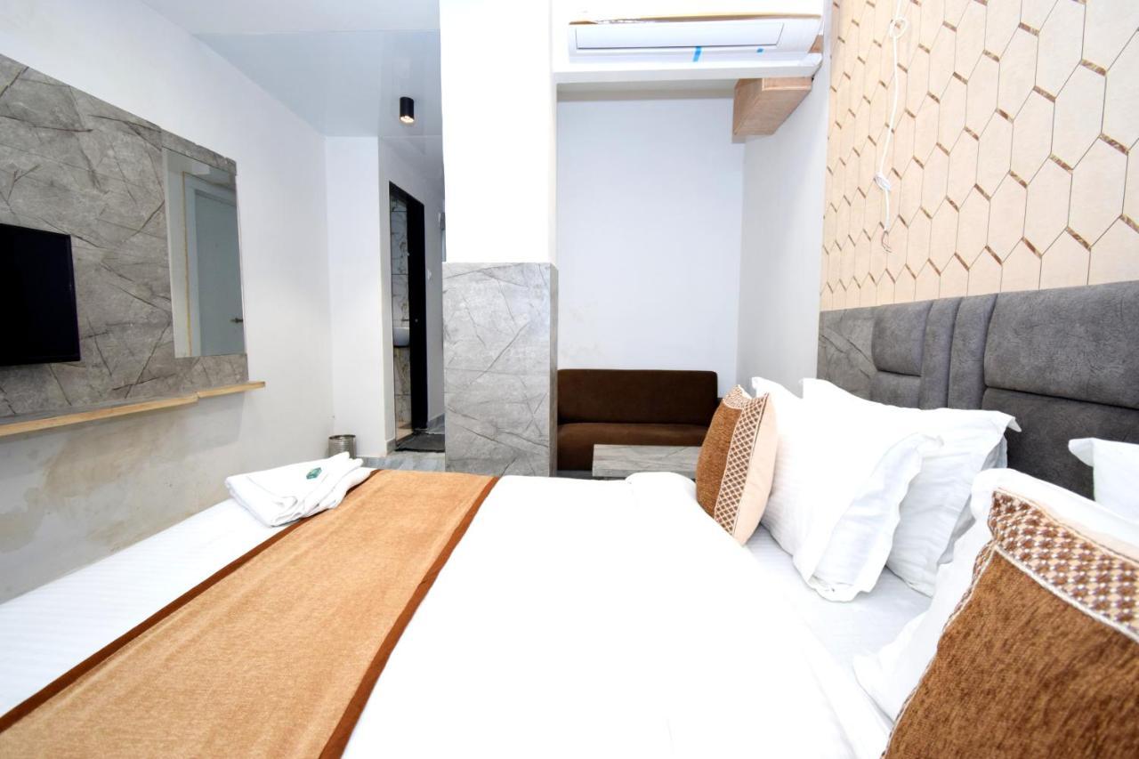 Hotel A1 Vastrapur Ahmedabad Buitenkant foto