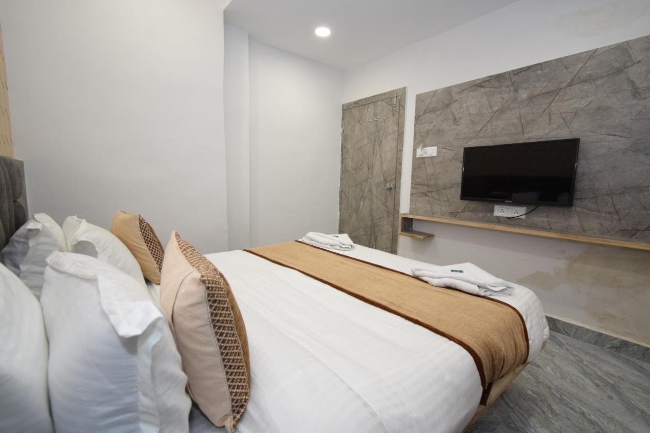Hotel A1 Vastrapur Ahmedabad Buitenkant foto
