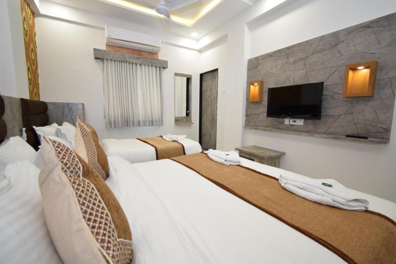 Hotel A1 Vastrapur Ahmedabad Buitenkant foto