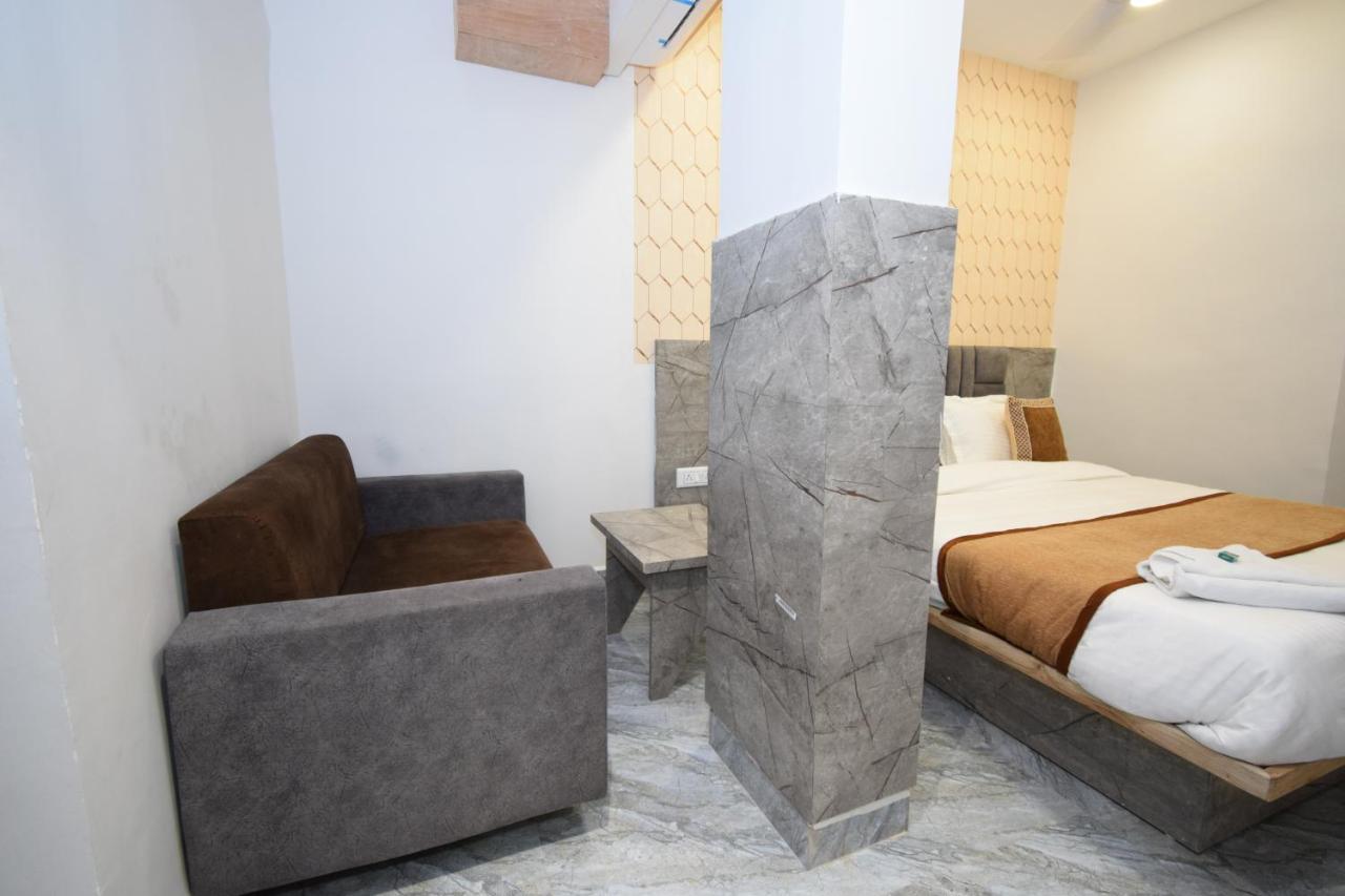 Hotel A1 Vastrapur Ahmedabad Buitenkant foto