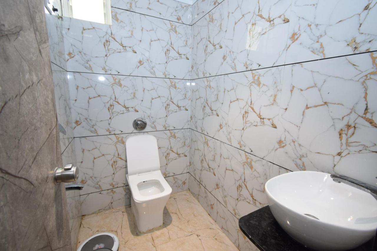 Hotel A1 Vastrapur Ahmedabad Buitenkant foto
