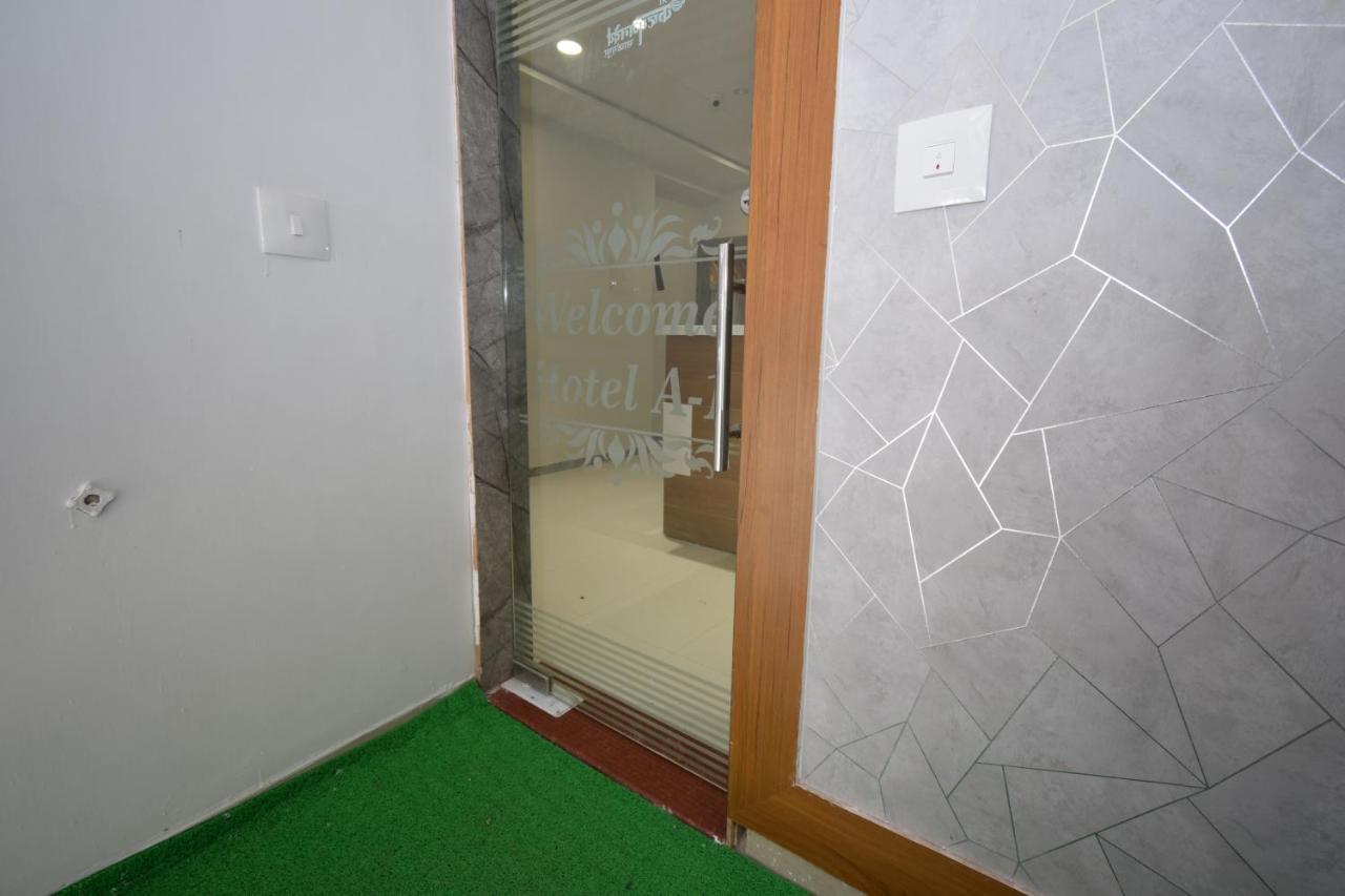 Hotel A1 Vastrapur Ahmedabad Buitenkant foto