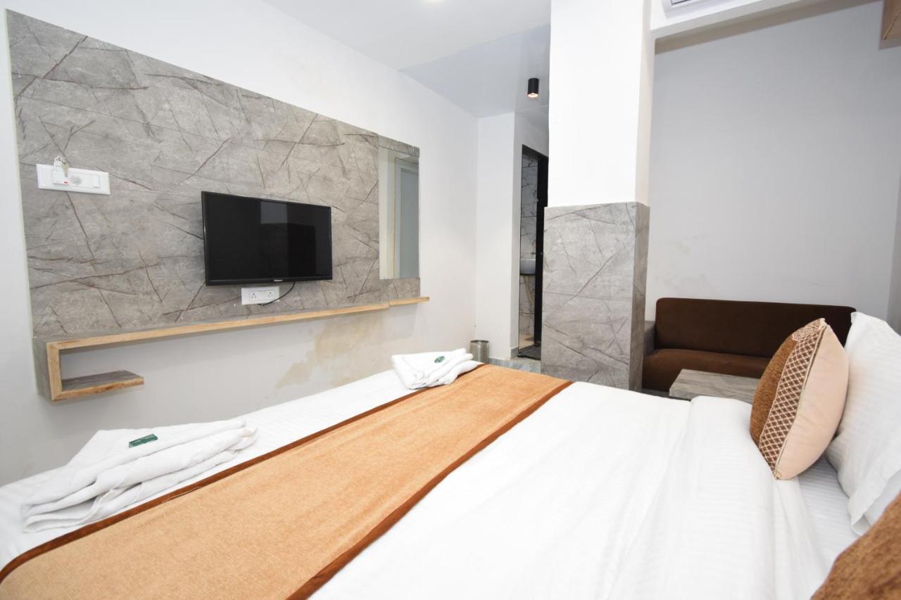 Hotel A1 Vastrapur Ahmedabad Buitenkant foto
