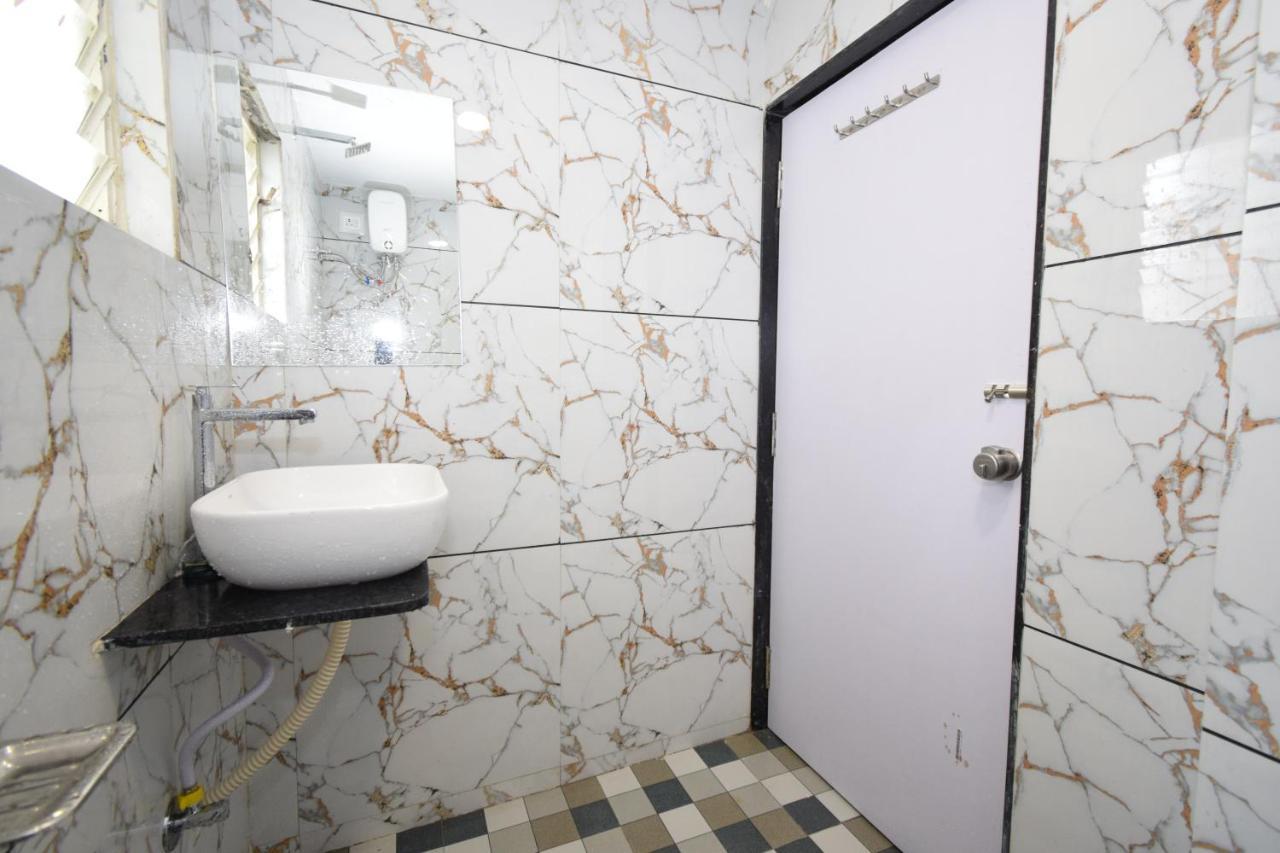 Hotel A1 Vastrapur Ahmedabad Buitenkant foto