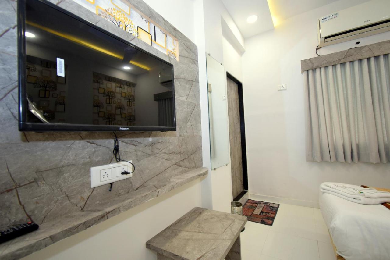 Hotel A1 Vastrapur Ahmedabad Buitenkant foto
