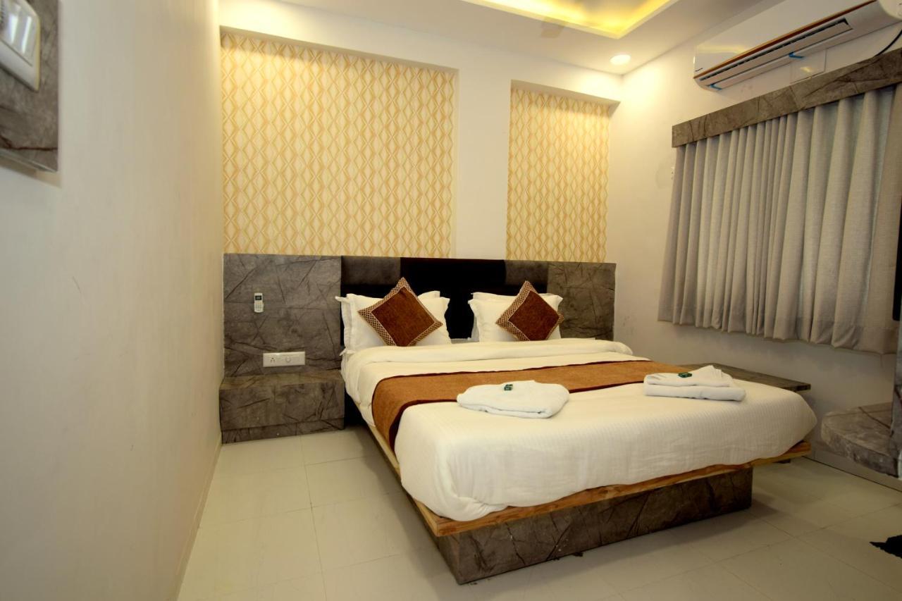Hotel A1 Vastrapur Ahmedabad Buitenkant foto