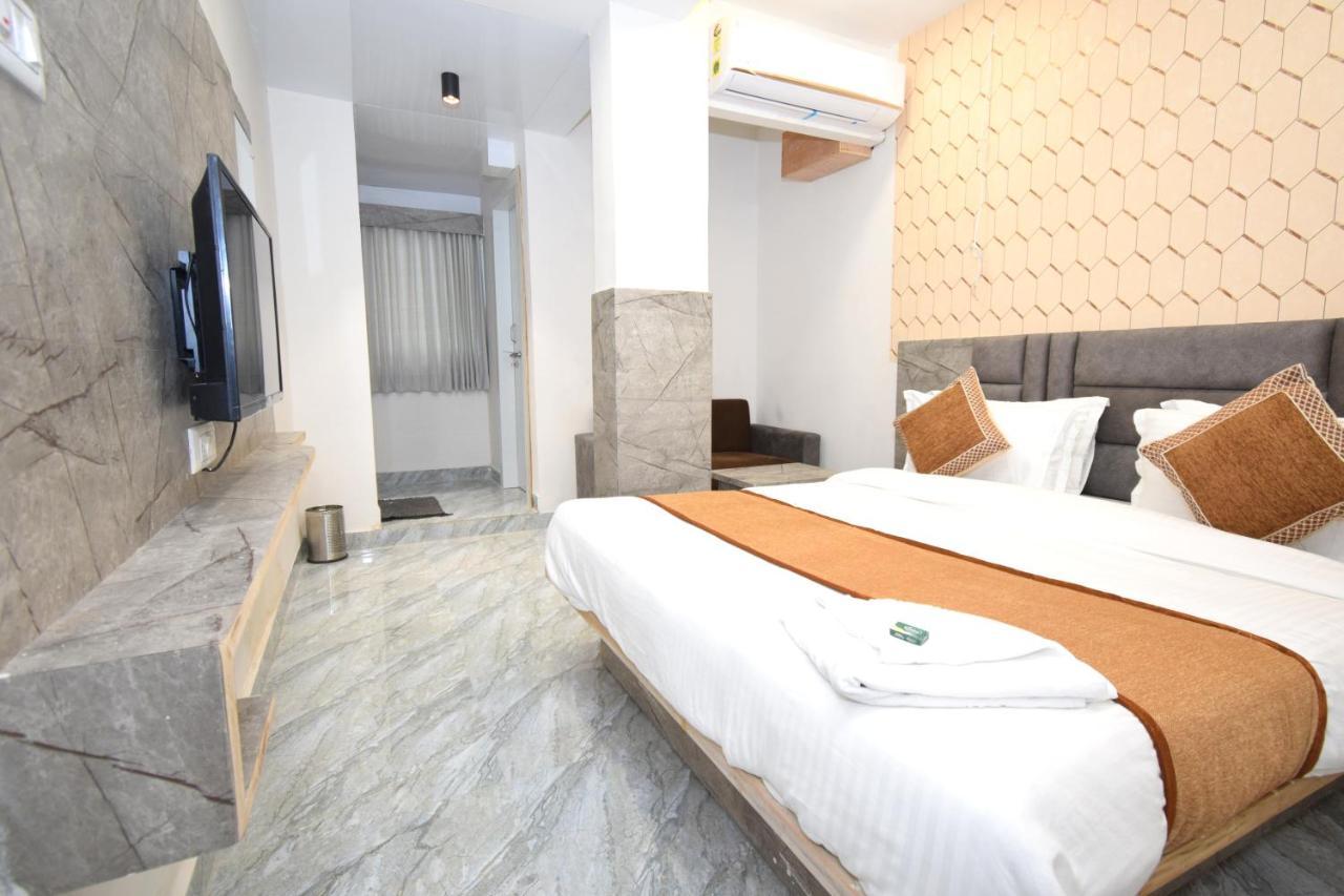 Hotel A1 Vastrapur Ahmedabad Buitenkant foto