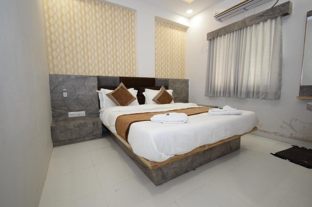 Hotel A1 Vastrapur Ahmedabad Buitenkant foto