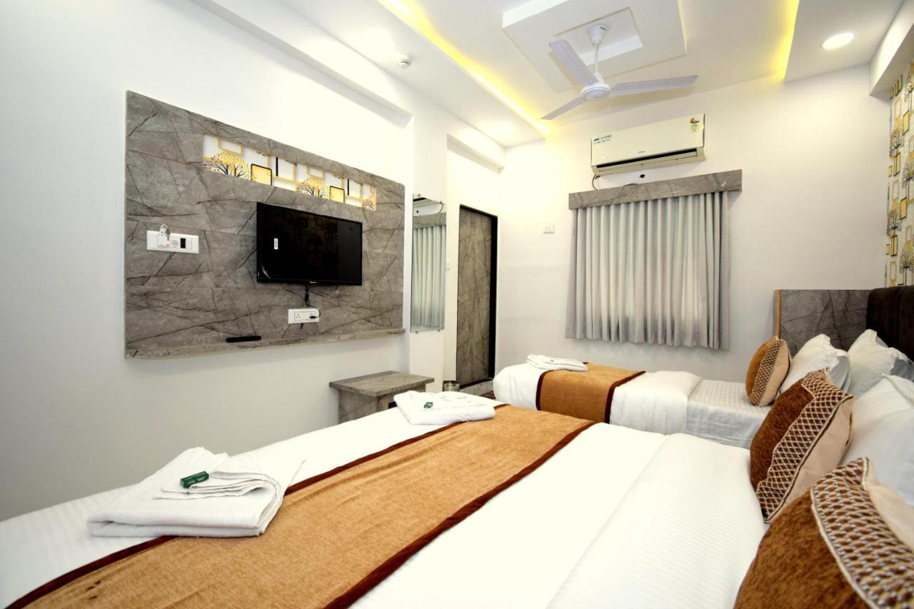 Hotel A1 Vastrapur Ahmedabad Buitenkant foto
