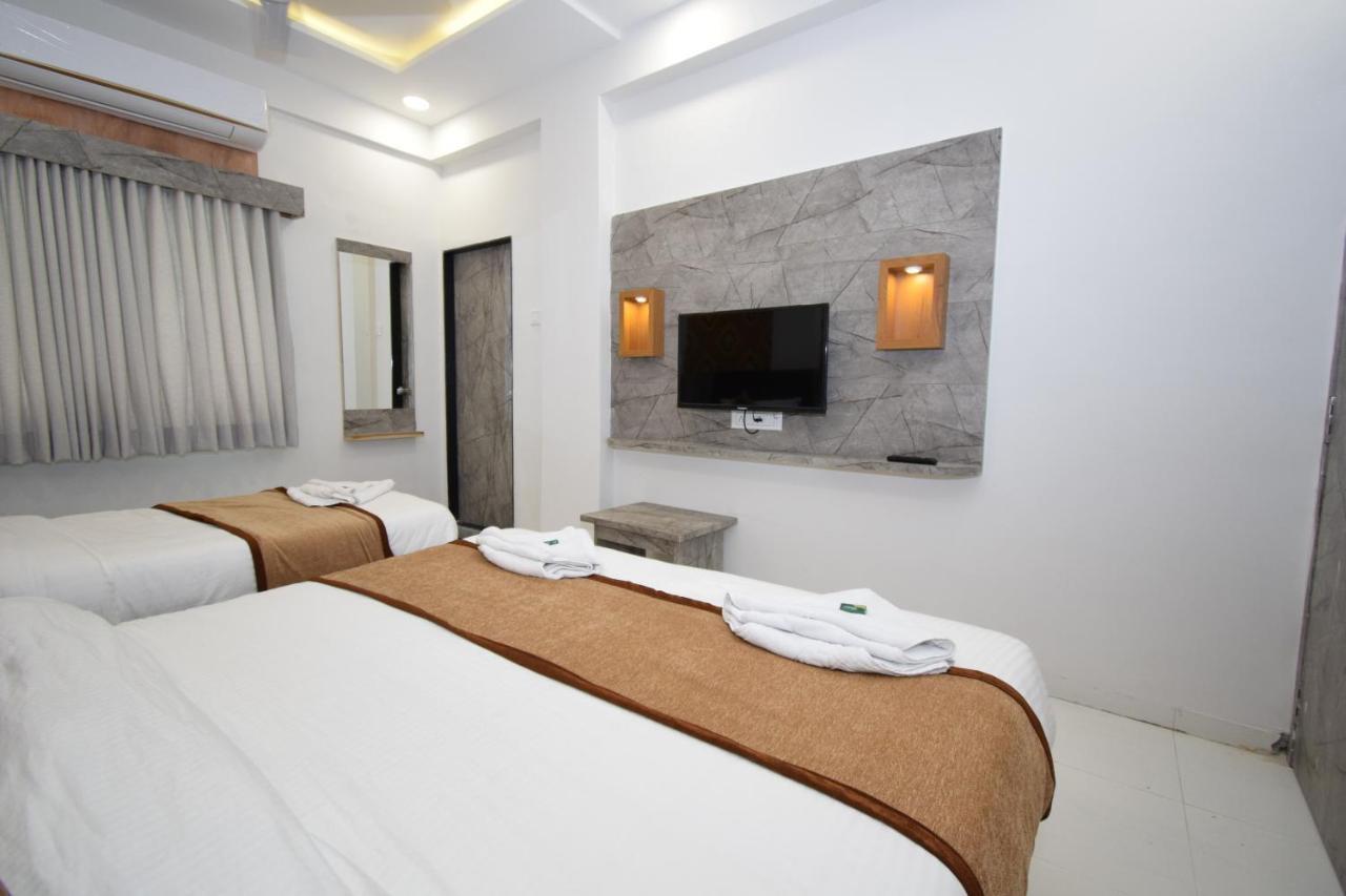 Hotel A1 Vastrapur Ahmedabad Buitenkant foto
