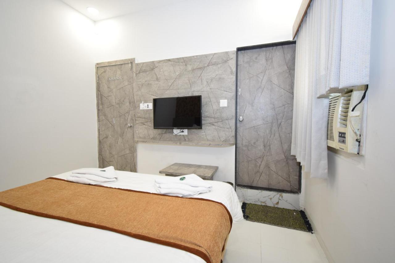 Hotel A1 Vastrapur Ahmedabad Buitenkant foto