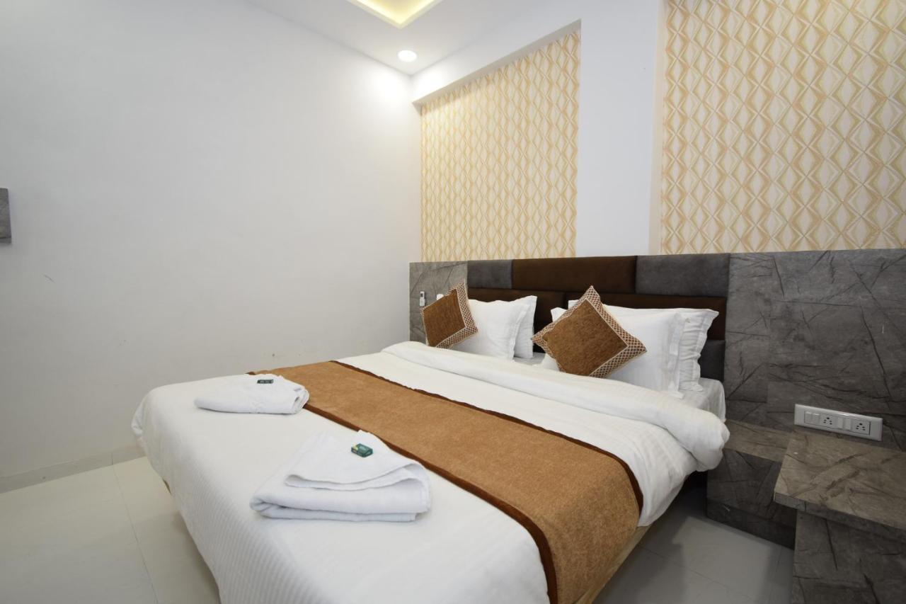 Hotel A1 Vastrapur Ahmedabad Buitenkant foto