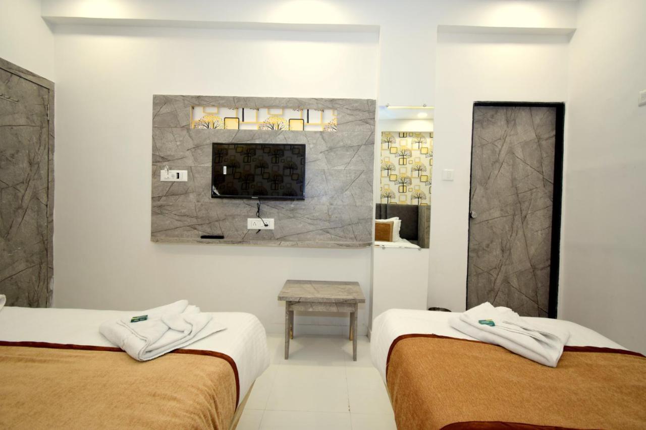 Hotel A1 Vastrapur Ahmedabad Buitenkant foto