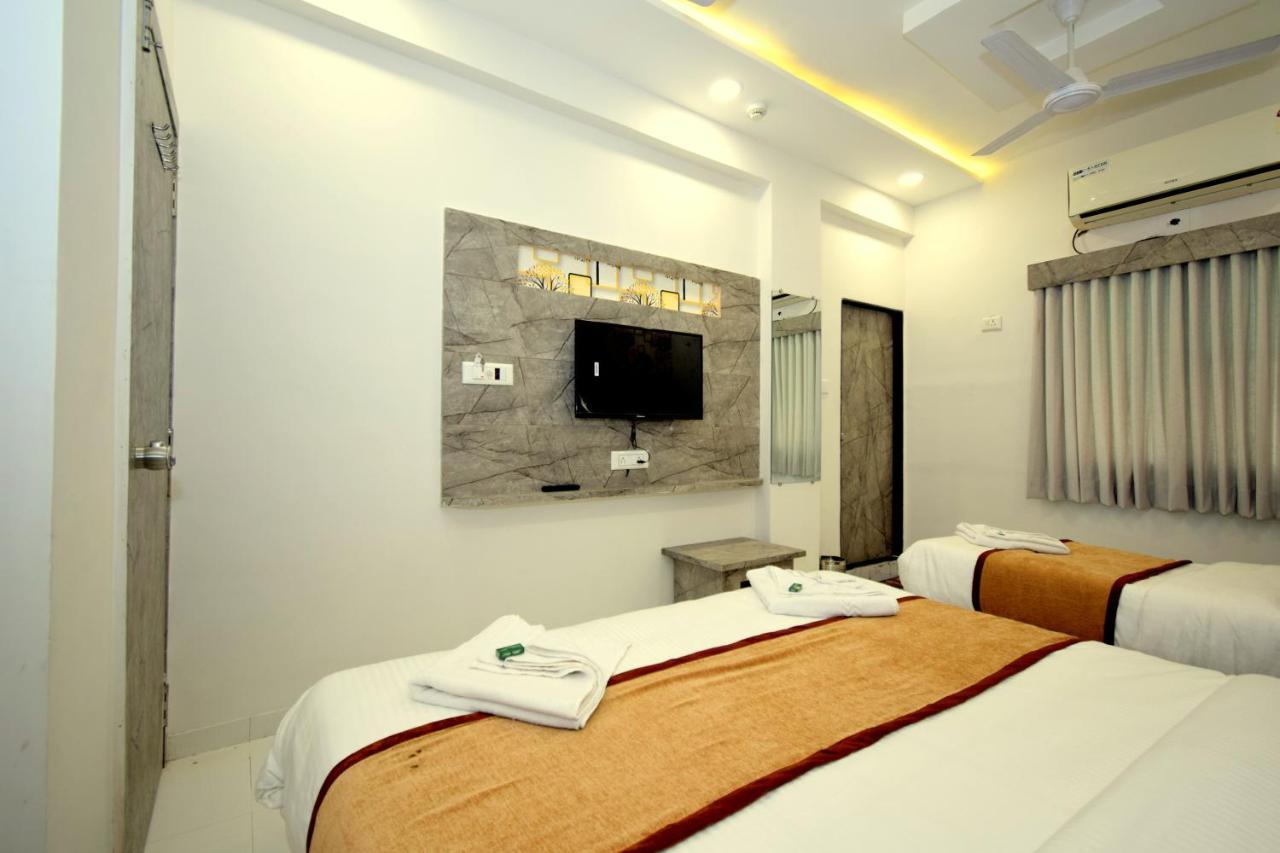 Hotel A1 Vastrapur Ahmedabad Buitenkant foto