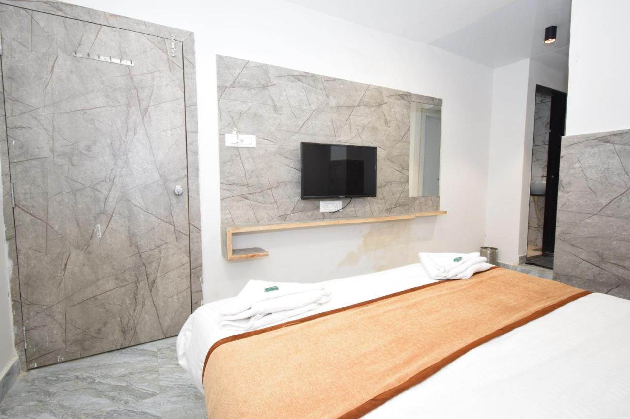 Hotel A1 Vastrapur Ahmedabad Buitenkant foto