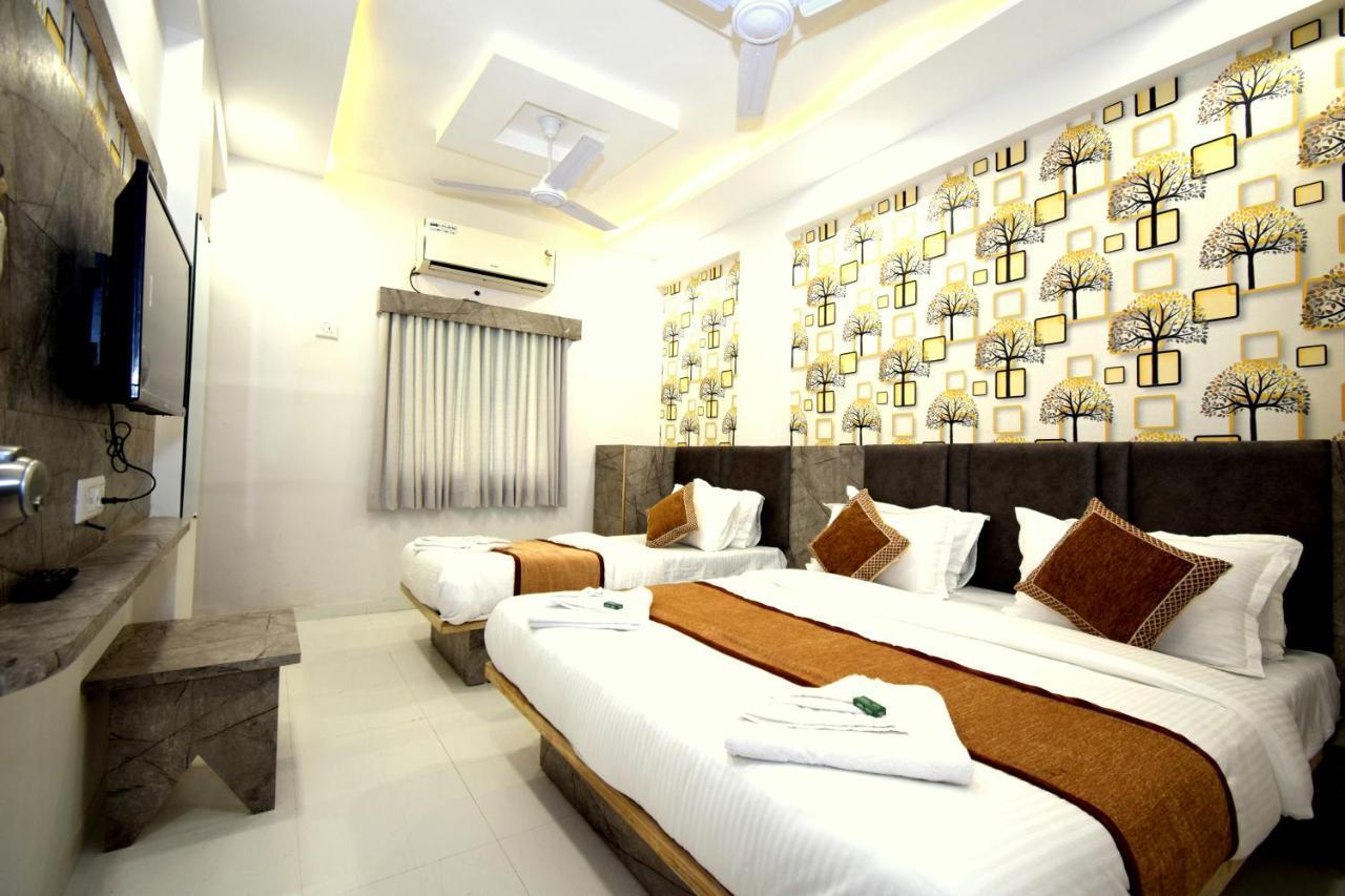 Hotel A1 Vastrapur Ahmedabad Buitenkant foto