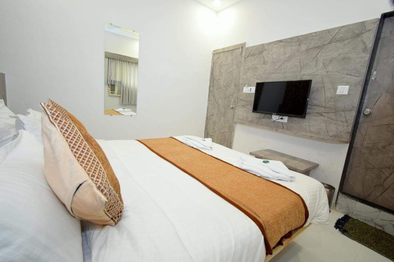 Hotel A1 Vastrapur Ahmedabad Buitenkant foto