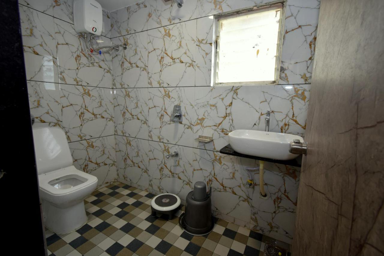 Hotel A1 Vastrapur Ahmedabad Buitenkant foto
