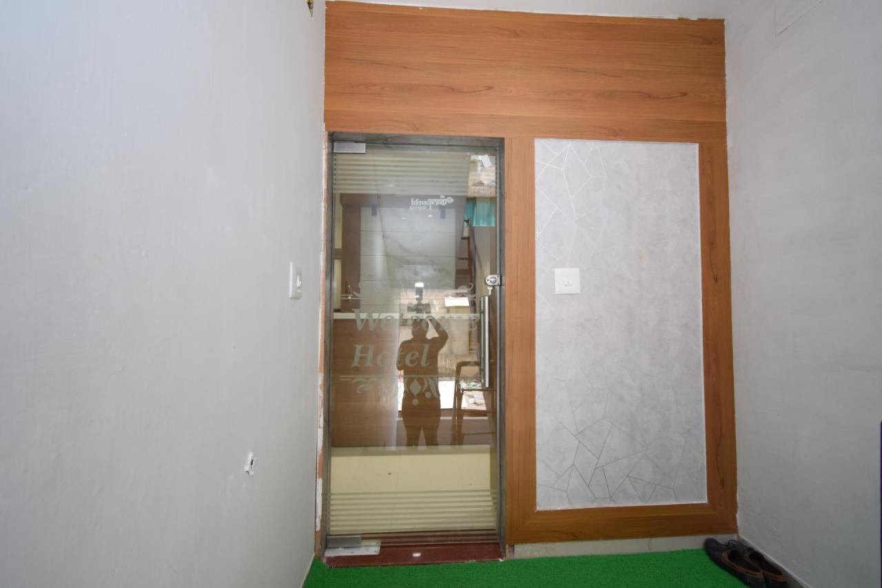 Hotel A1 Vastrapur Ahmedabad Buitenkant foto