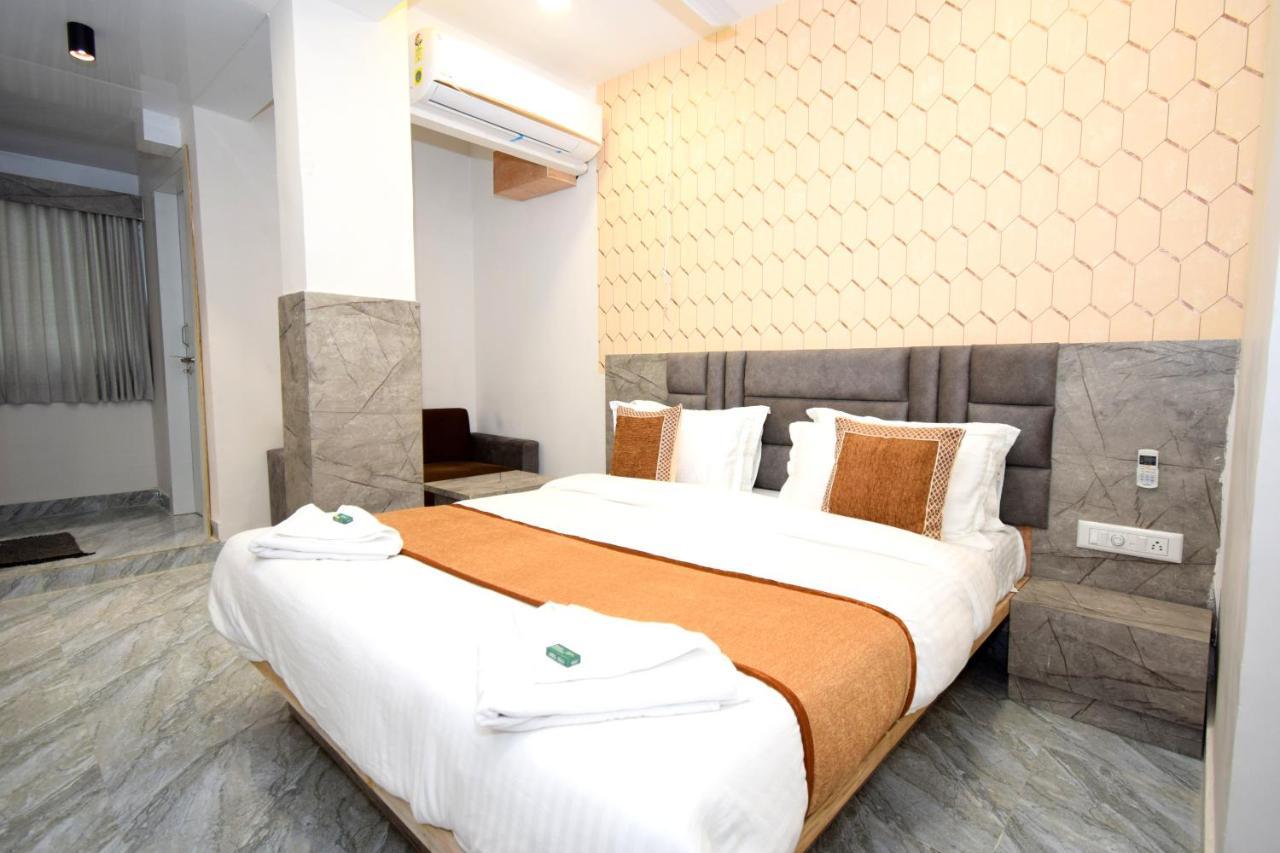 Hotel A1 Vastrapur Ahmedabad Buitenkant foto