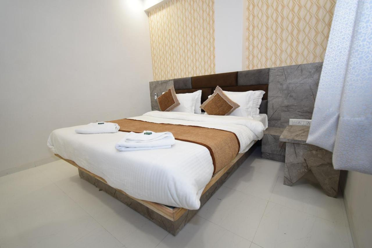 Hotel A1 Vastrapur Ahmedabad Buitenkant foto