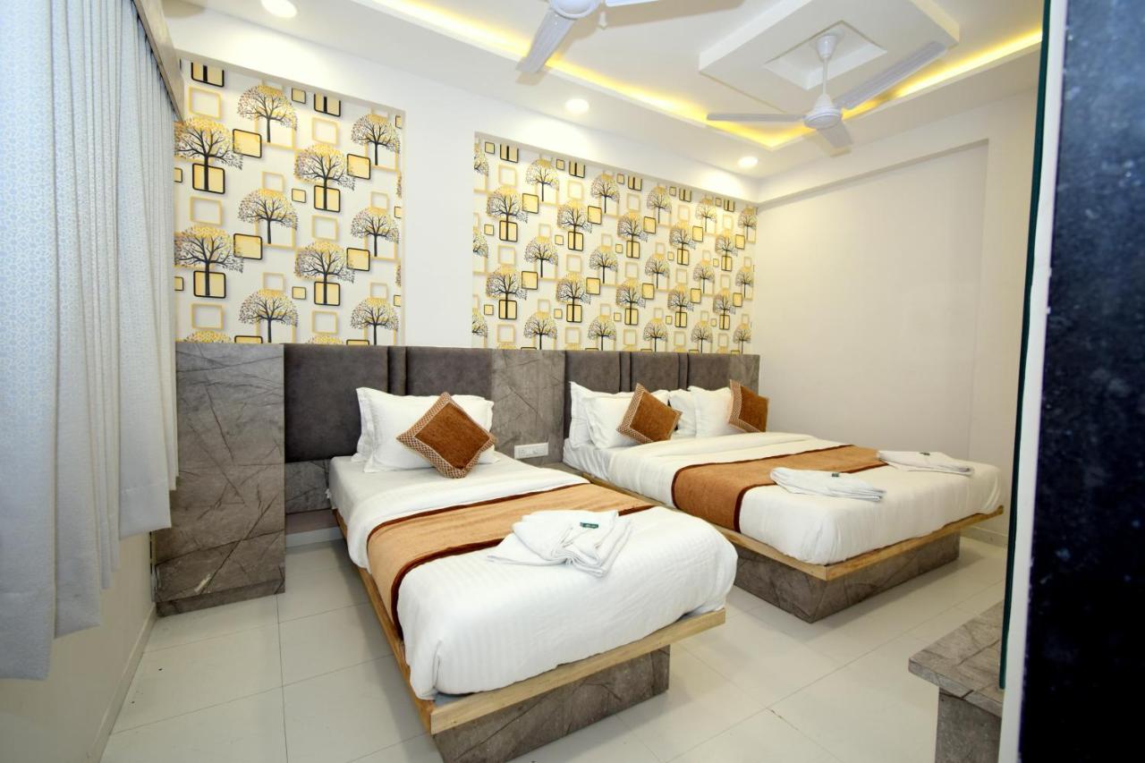 Hotel A1 Vastrapur Ahmedabad Buitenkant foto