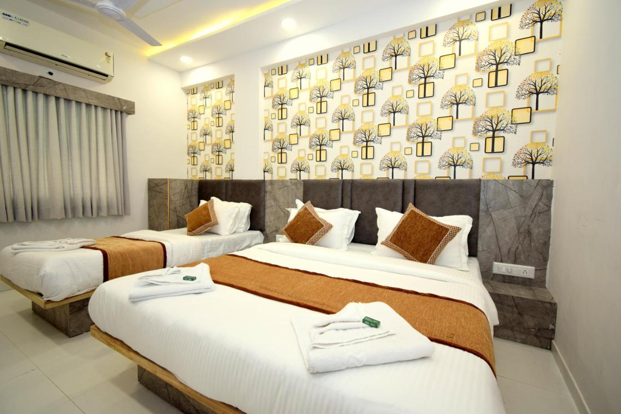Hotel A1 Vastrapur Ahmedabad Buitenkant foto
